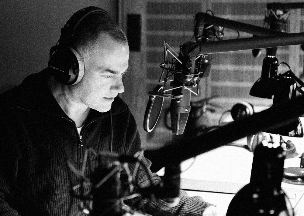 professioneller Sprecher Florian Märlender im Studio