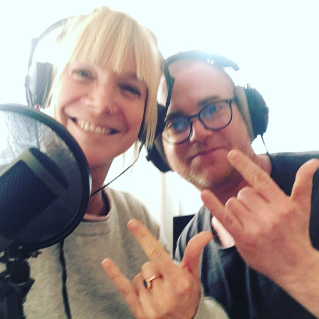 Profisprecherin Jule Tolk und professioneller Sprecher Florian M&auml;rlender